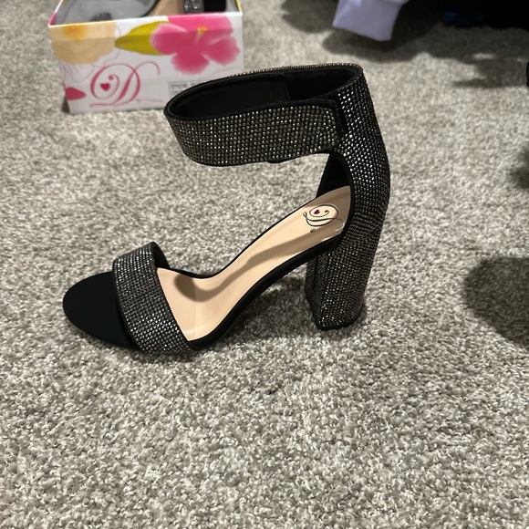 Size 7 never worn - Picture 2 of 2